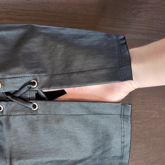 Black leather mini skirt - Picture 2 of 5